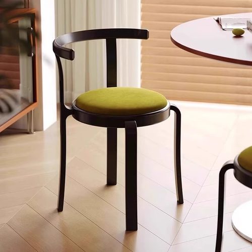 会给扫地机器人让位置抬腿的餐椅