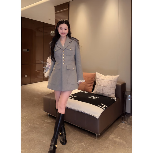 大李plus“羊毛羊绒呢套装”浮雕金扣通勤肩章外套+半裙-SD608262