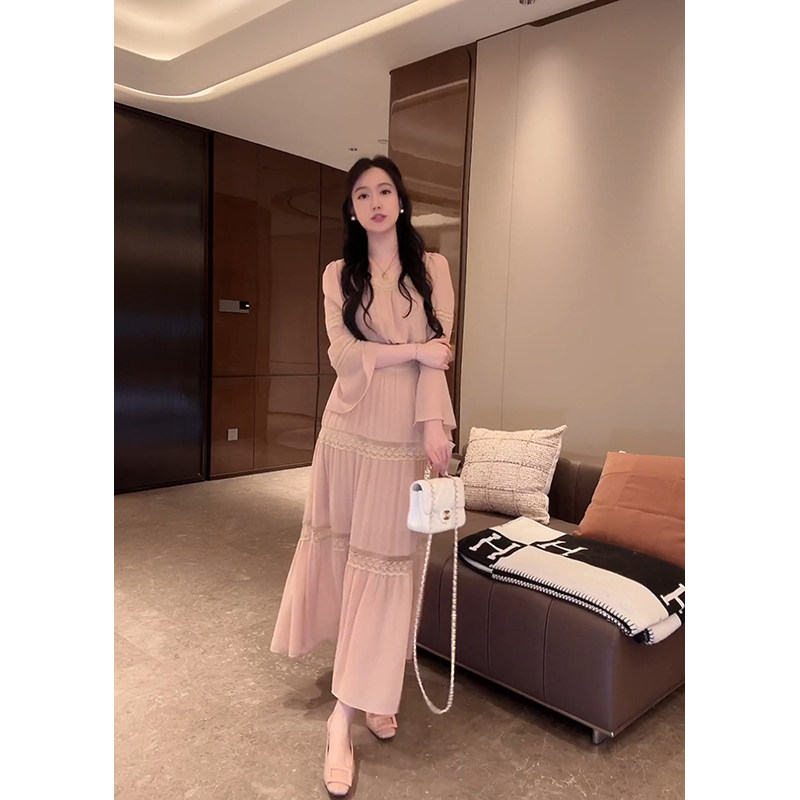 大李plus蕾丝拼接方领长款连衣裙女夏季温柔法式喇叭袖粉色裙子