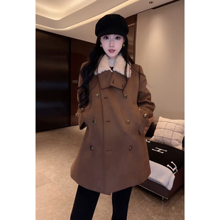 大李plus“棕色麂皮三星95白鹅绒”可脱卸羊毛领羽绒服-D5ST1684