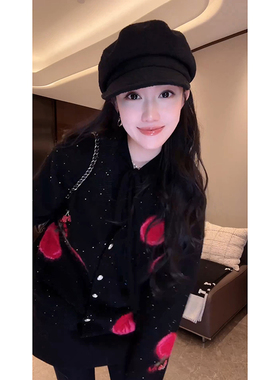 大李plus“钻石樱桃羊毛大开衫”V领吸睛穿搭针织衫-D5MM3394