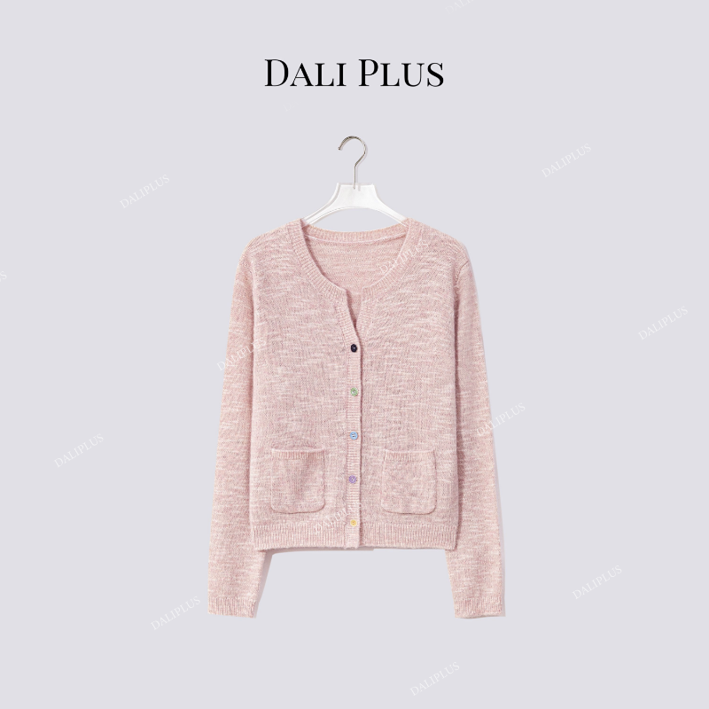 DALI PLUS”彩虹豆扣“苏力羊驼毛软糯剪刀V领毛衫-D5CK2148