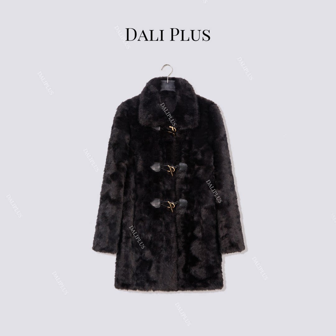 大李plus“黑檀卷”卷曲绒牛角扣翻领皮草保暖毛毛外套SD607039-1