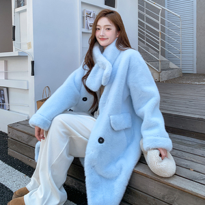 浅蓝色气质感皮毛一体V领大衣女2025冬季新款时尚毛绒绒立领外套图片