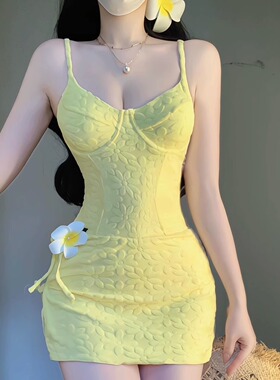 2026新款三角连体泳衣女纯欲风裙式两件套高级感小胸聚拢度假温泉