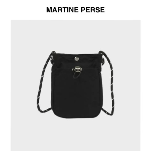 Martine Perse 「简序」迷你抽绳小方包便携手机钥匙包单肩斜挎包
