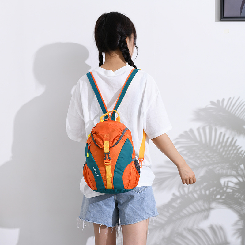 新款双肩包休闲户外轻便登山包女