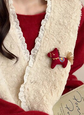 原创设计可爱布艺小马胸针女款2026新款毛衣配饰胸花新年饰品胸针