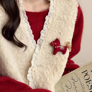 原创设计可爱布艺小马胸针女款2026新款毛衣配饰胸花新年饰品胸针