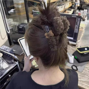 高级小众咖色豹纹爱心小熊毛绒抓夹大号后脑勺发夹韩国新款鲨鱼夹