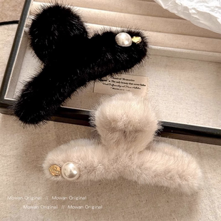 秋冬毛绒珍珠发夹女2025新款 高端后脑勺鲨鱼夹高级感发抓夹子发饰