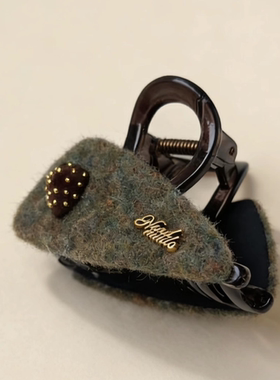 秋冬高级感草莓毛毡头发抓夹女毛绒发夹中号气质半扎发鲨鱼夹头饰