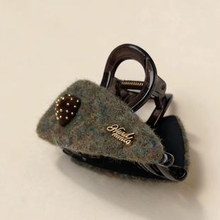 秋冬高级感草莓毛毡头发抓夹女毛绒发夹中号气质半扎发鲨鱼夹头饰