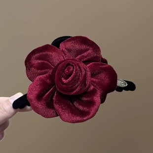 红色玫瑰花朵发夹女秋冬新款高级感丝绒抓夹后脑勺盘发鲨鱼夹发饰