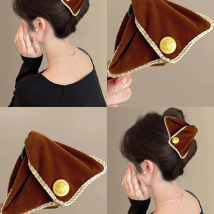 早秋咖色 后脑勺鲨鱼夹外出旅行夹 复古丝绒珍珠三角夹初秋新款
