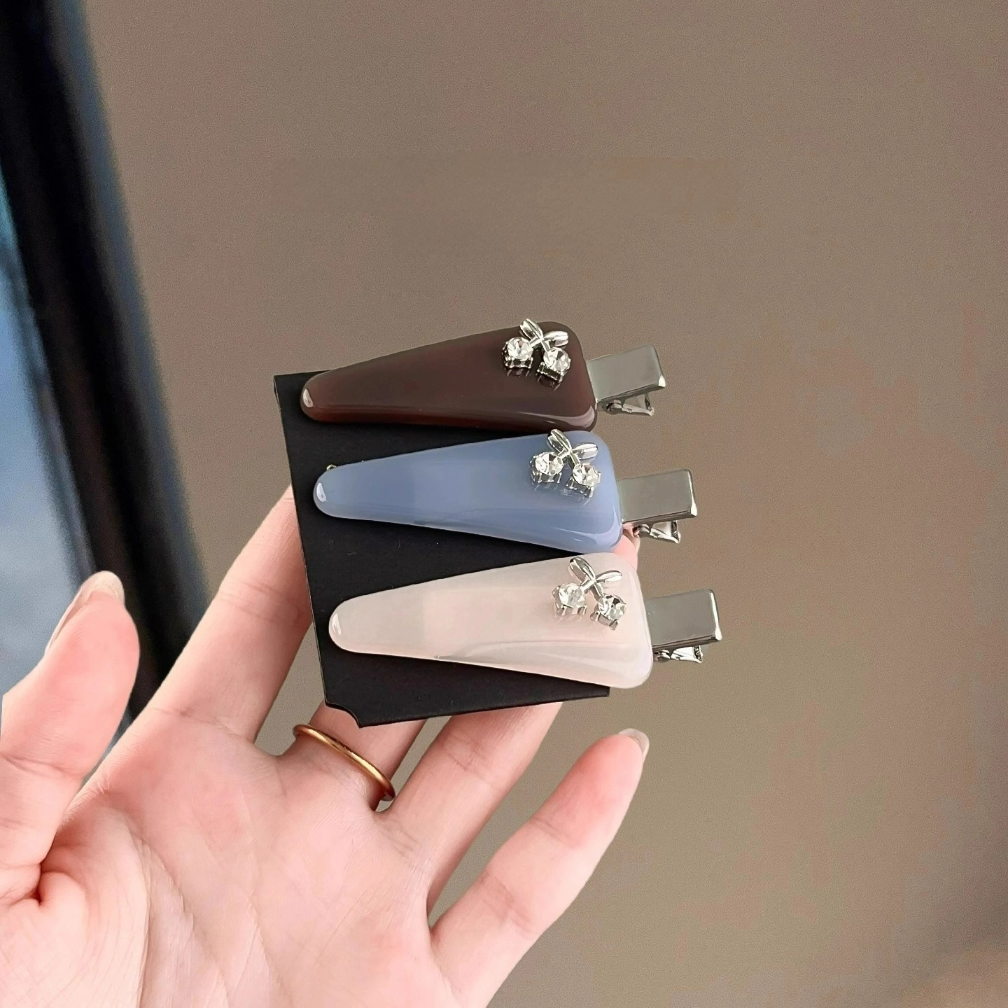 高级感水钻樱桃三角发夹女2025新款精致百搭侧边碎发刘海夹头饰,饰品/流行首饰/时尚饰品新,发饰,淘宝优惠券,粉丝福利购,淘宝优惠卷