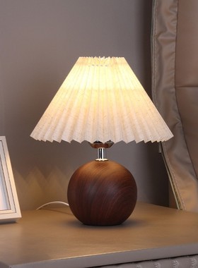 卧室床头灯网红灯北欧ins风少女温馨喂奶小夜灯高端陶瓷百褶台灯