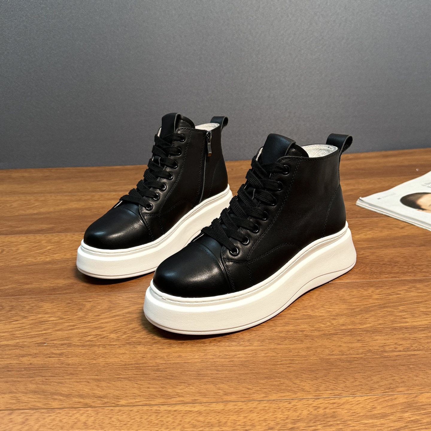 欧洲站真皮高帮短靴女2025新款秋冬加绒厚底鞋运动休闲增高板鞋黑