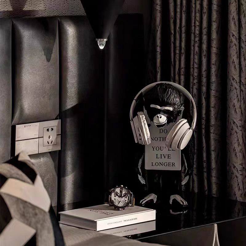 现代样板间儿童房摆件男孩房卧室床头柜软装饰品猩猩手表耳机组合,家居饰品,装饰摆件,淘宝优惠券,粉丝福利购,淘宝优惠卷