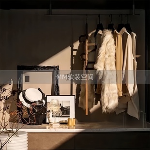 现代复古风样板间主卧室女士衣帽间衣服画框软装饰品摆件组合搭配