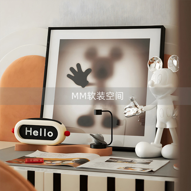 简约现代样板间儿童房书房桌面床头柜米奇公仔摆件饰品装饰画组合