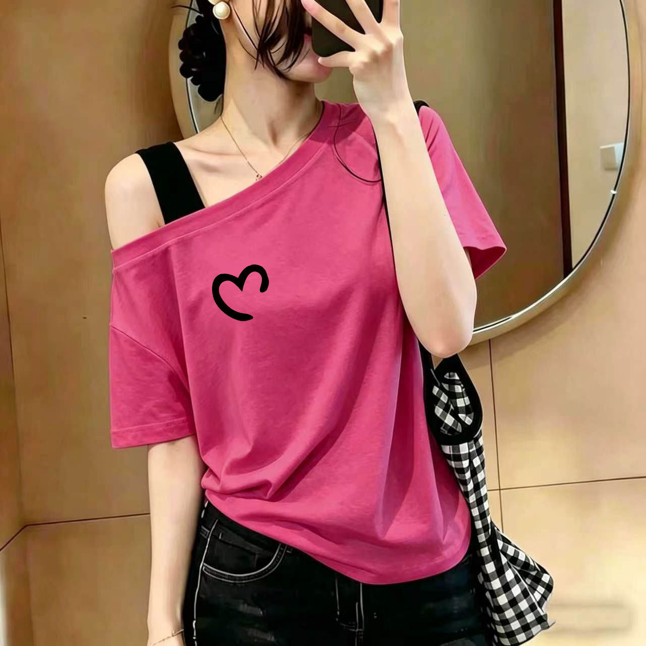 玫红色斜肩露肩显白短袖t恤女2026款夏季小众设计感纯欲辣妹上衣
