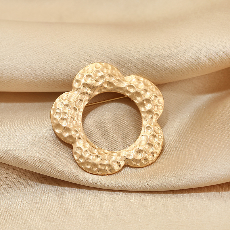 奥特莱斯合金哑光花瓣防走光胸针感轻奢小众大衣胸花毛衣别针