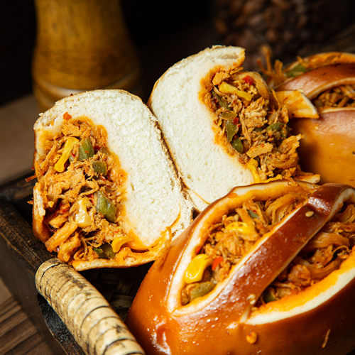 杏柠果新麻辣鸡丝碱水面包微辣