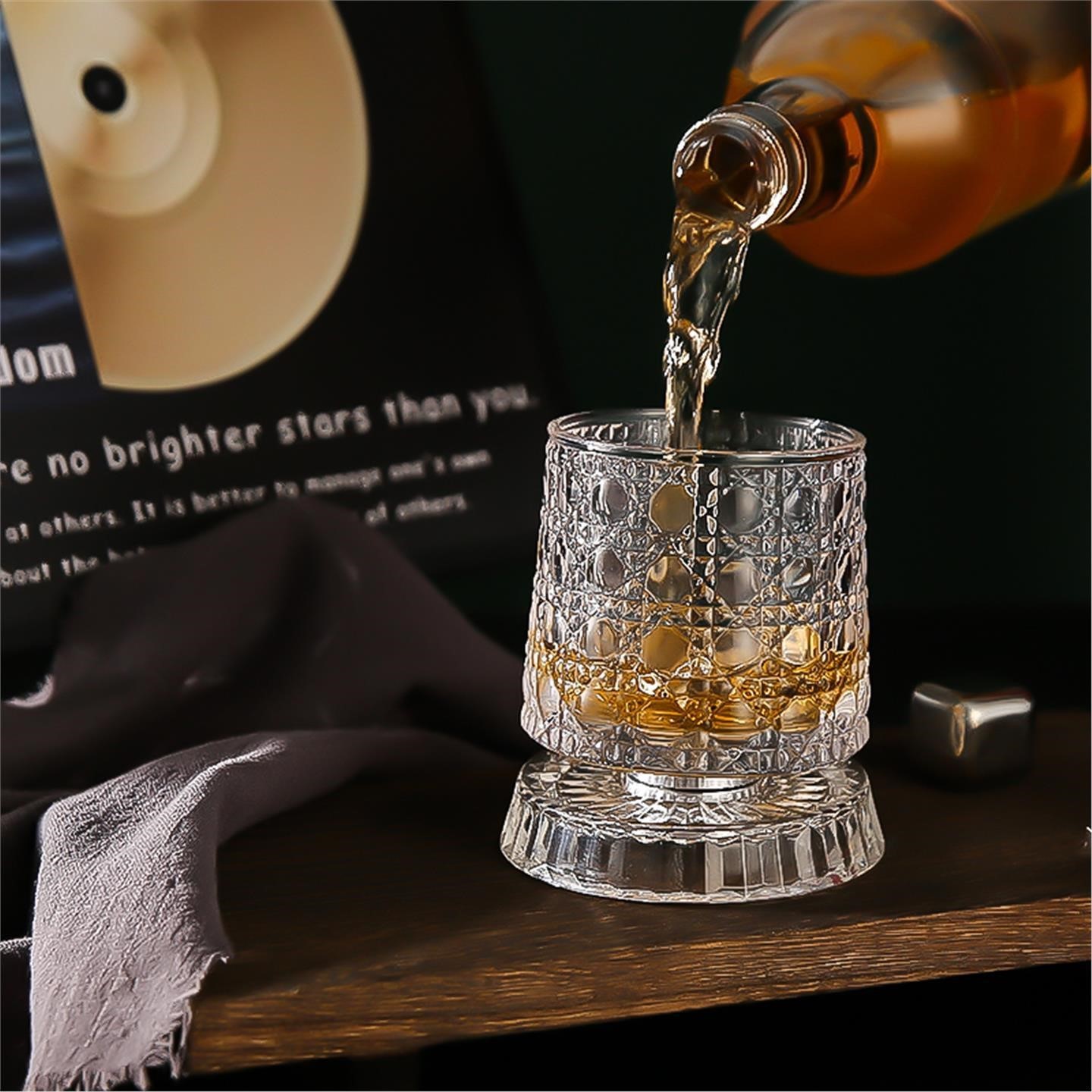 解压杯厚款可旋转纯色休闲风酒杯