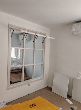 九宫格实木窗在客厅隔出一间房轻钢龙骨石膏板墙体门窗隔断全包