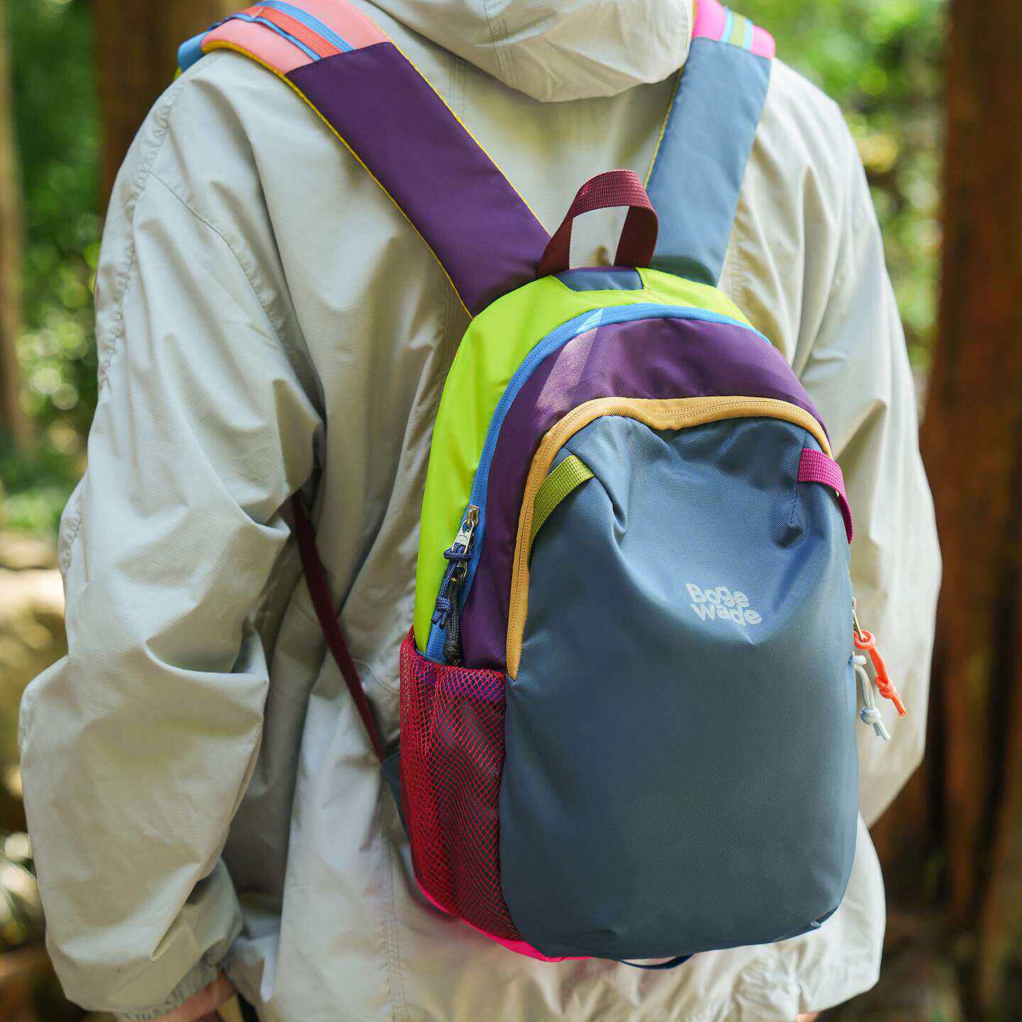 儿童旅行背包户外轻便登山包迷你电脑包女2025新款幼儿园撞色书包
