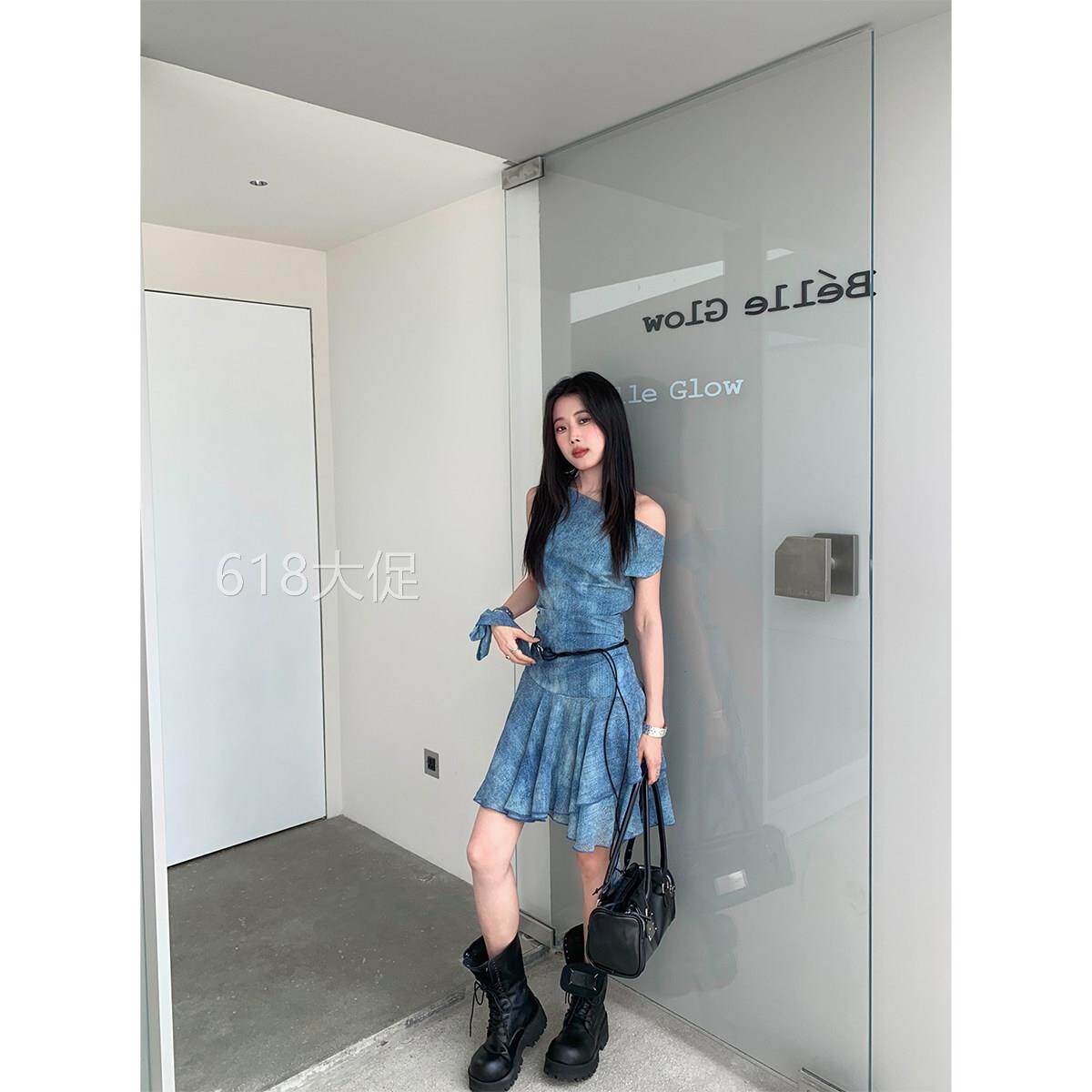 Joeyoo高级感不规则荷叶边蓝色洋装女夏设计感斜肩无袖收腰短裙