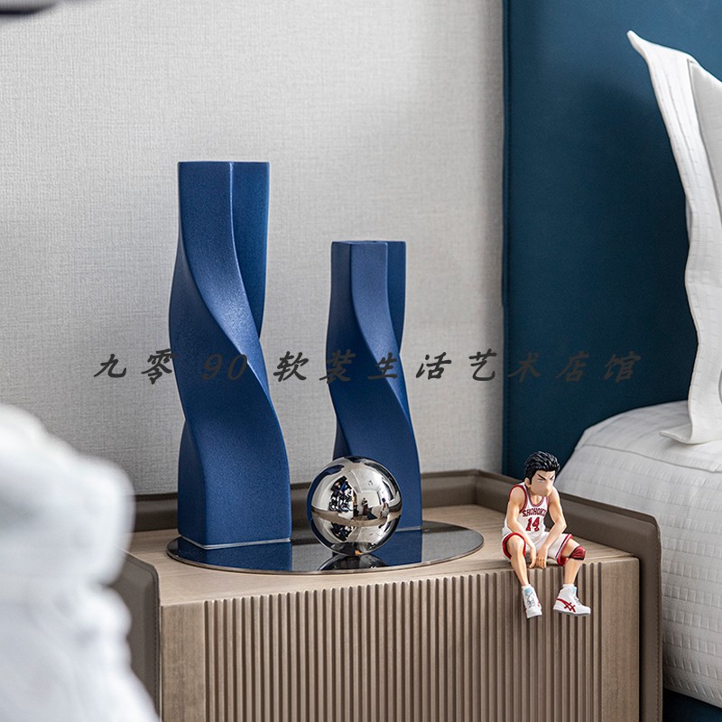 现代样板房间民宿儿童灌篮电视柜床头柜蓝色主题艺术高低摆件组合图片
