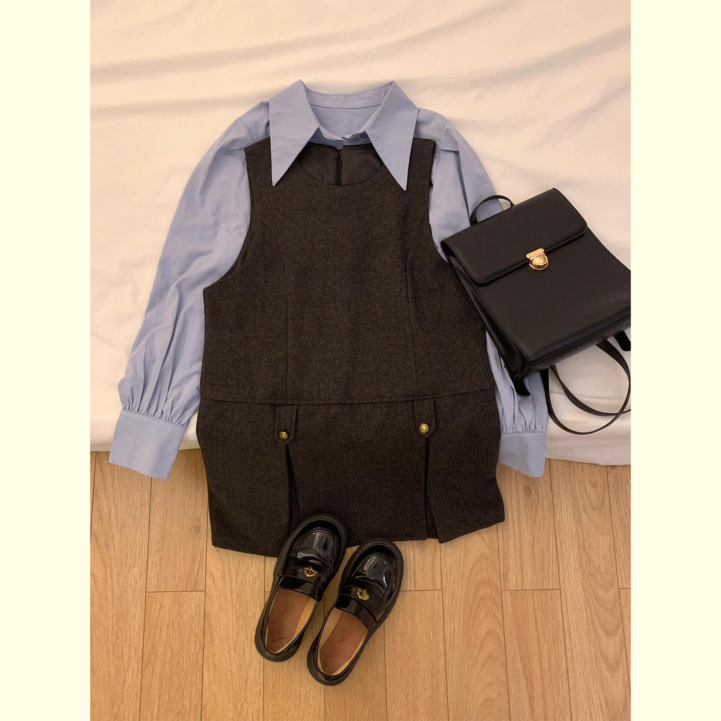 时髦蓝色衬衫棕色无袖连衣裙