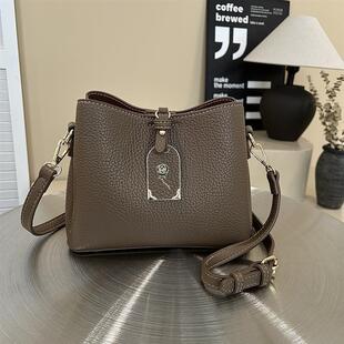 久雅箱包2025轻奢高级感真皮水桶包手提斜跨包牛皮包包女百搭时尚