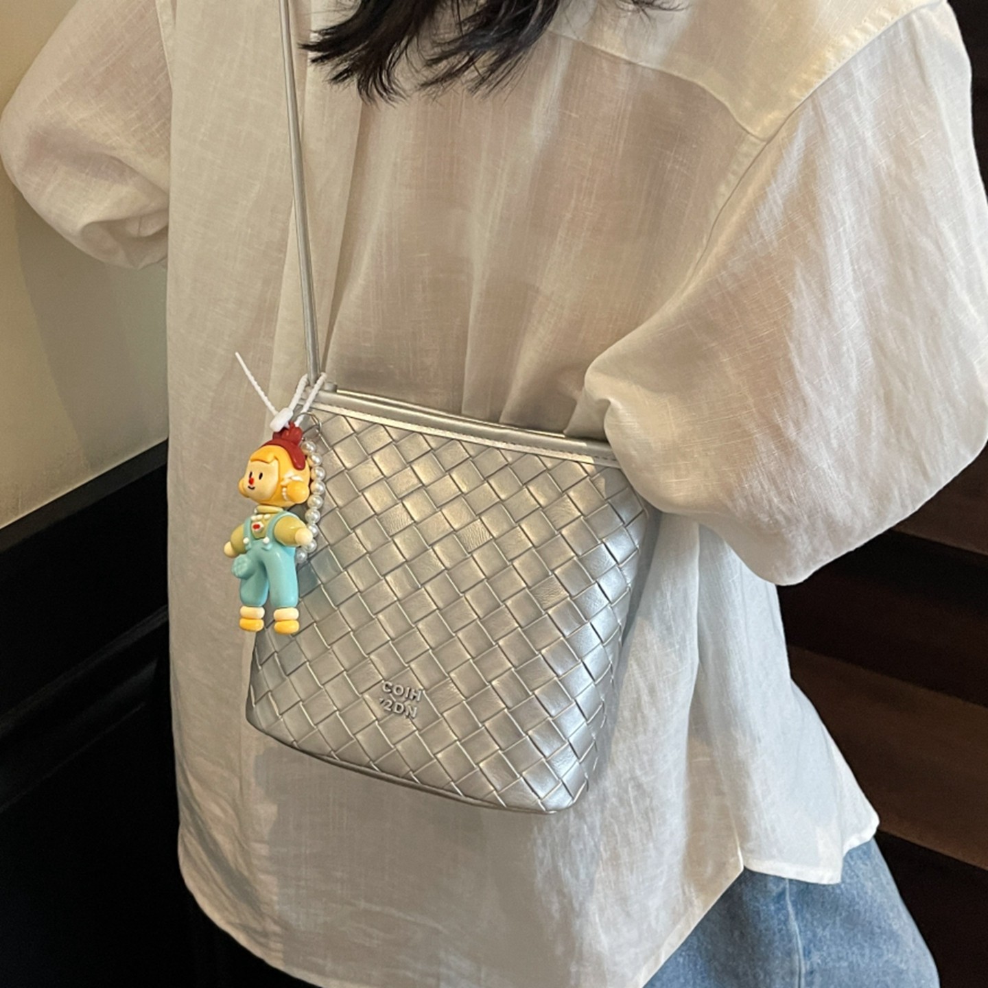 高级感银色小包包女2026新款潮时尚流行编织水桶包百搭通勤斜挎包