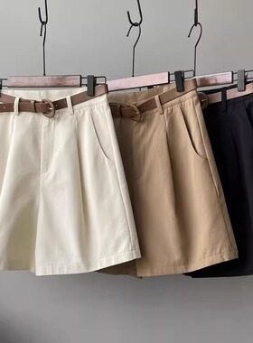 A woman in khaki pleated suit shorts薄款卡其色压褶西装短裤女