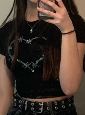 Cropped top with a heart-shaped pattern心形烫钻短款 露脐上衣