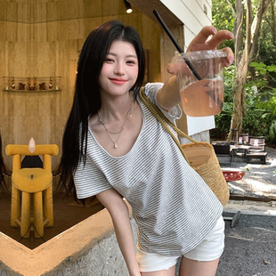 慵懒设计感小众条纹显瘦短袖 辣妹露肩上衣 T恤女夏薄款