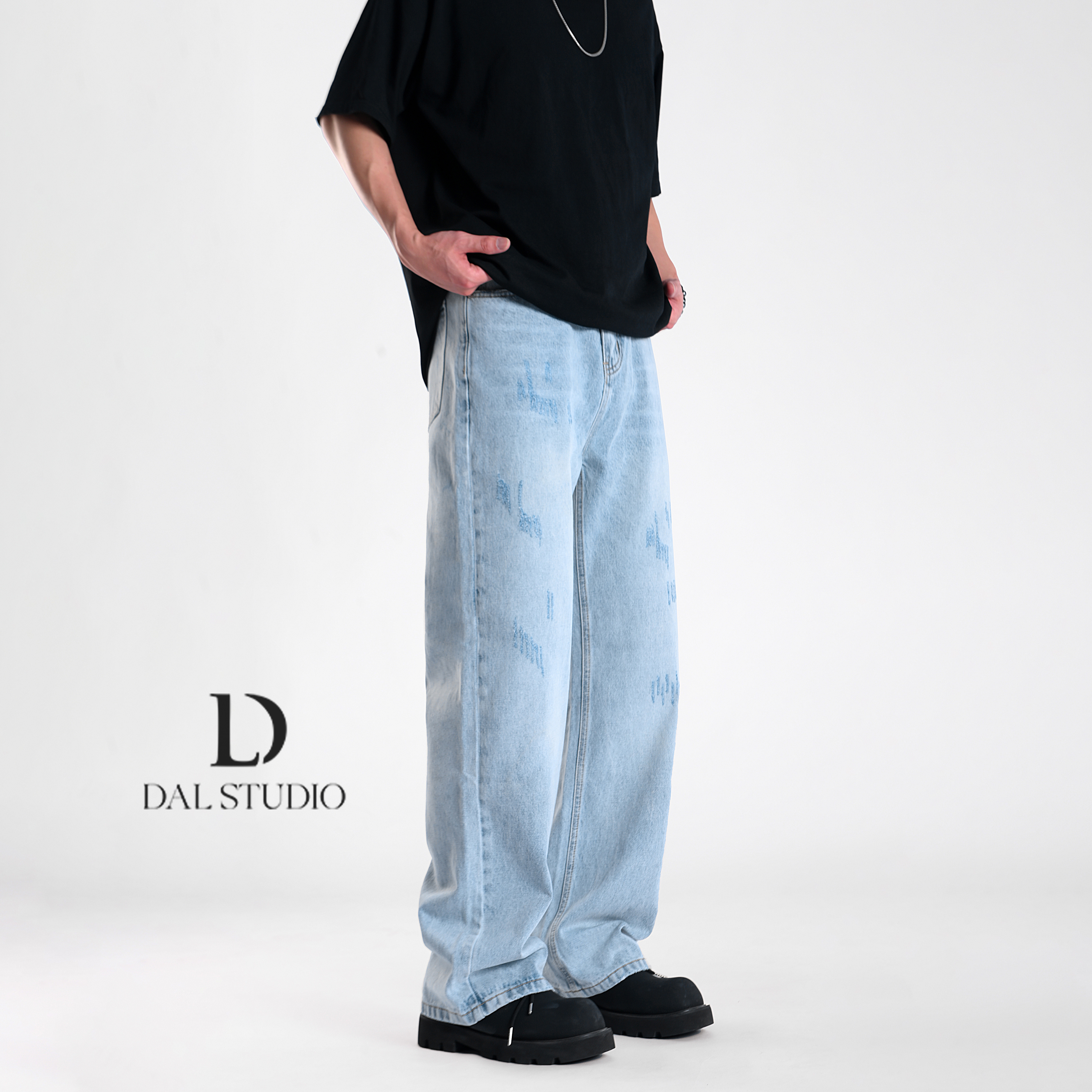 水洗浅蓝色直筒牛仔裤