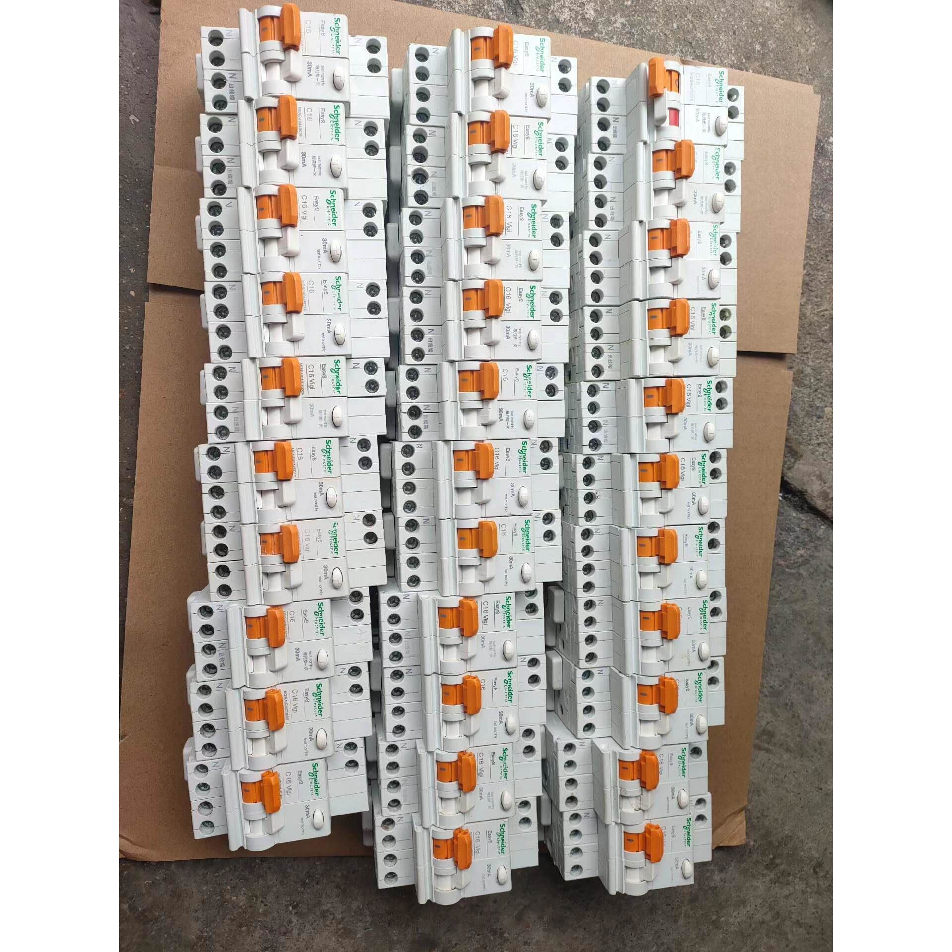 议价E9施耐德1P+N断路器空气开关带漏电保护10安16安20安