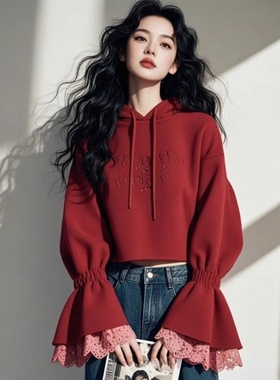蕾丝拼接喇叭袖连帽红色卫衣女春季新款时尚韩系洋气好看短款上衣