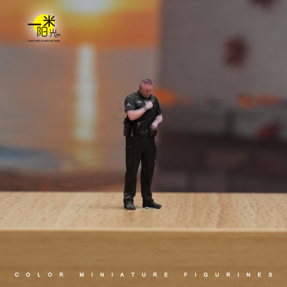 现货 1/64 整理衣服的警察 微缩场景模型搭配3D彩色打印摆件人偶