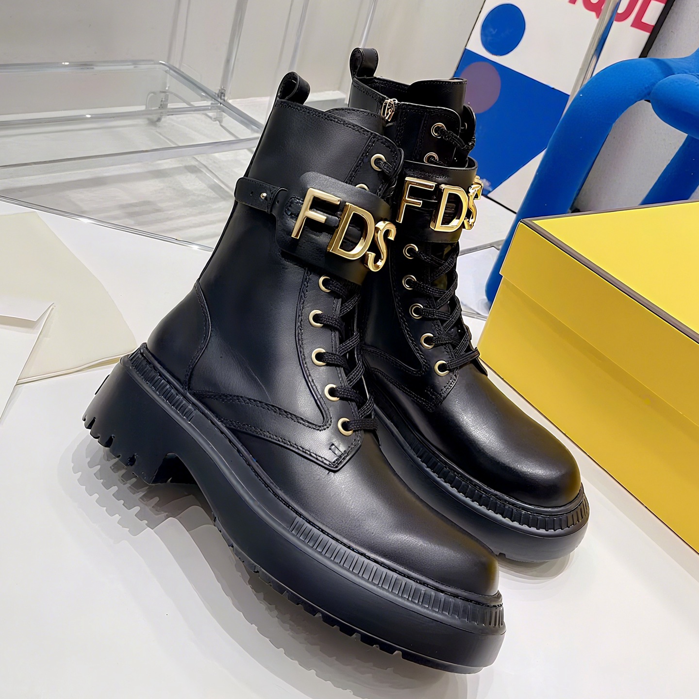 芬家金属字母圆头马丁靴女