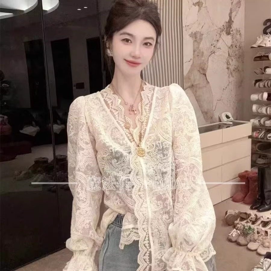 冬季V领蕾丝喇叭袖甜美衬衫女