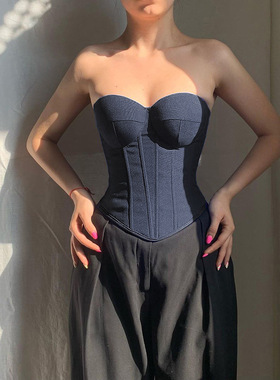 A hot girl's strapless and corset vest  辣妹抹胸束腰鱼骨背心