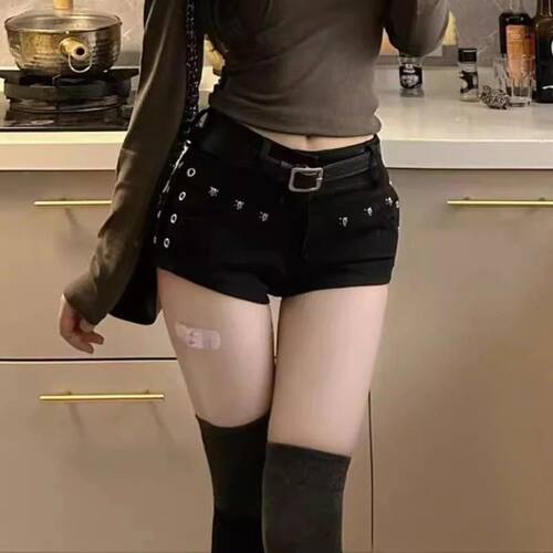 辣妹美式高腰铆钉直筒牛仔热裤