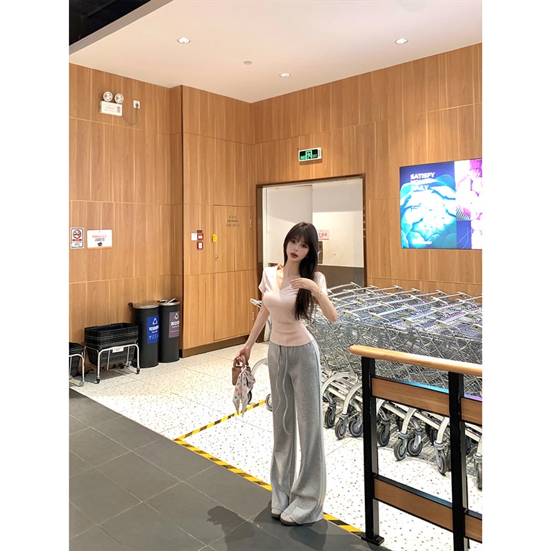 黑色草莓纯色v领短袖T恤女夏季慵懒风套装休闲阔腿喇叭长裤两件套