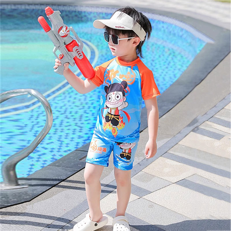 现货男童分体泳装套装夏季新款儿童短袖哪吒游泳衣中小童速干泳衣