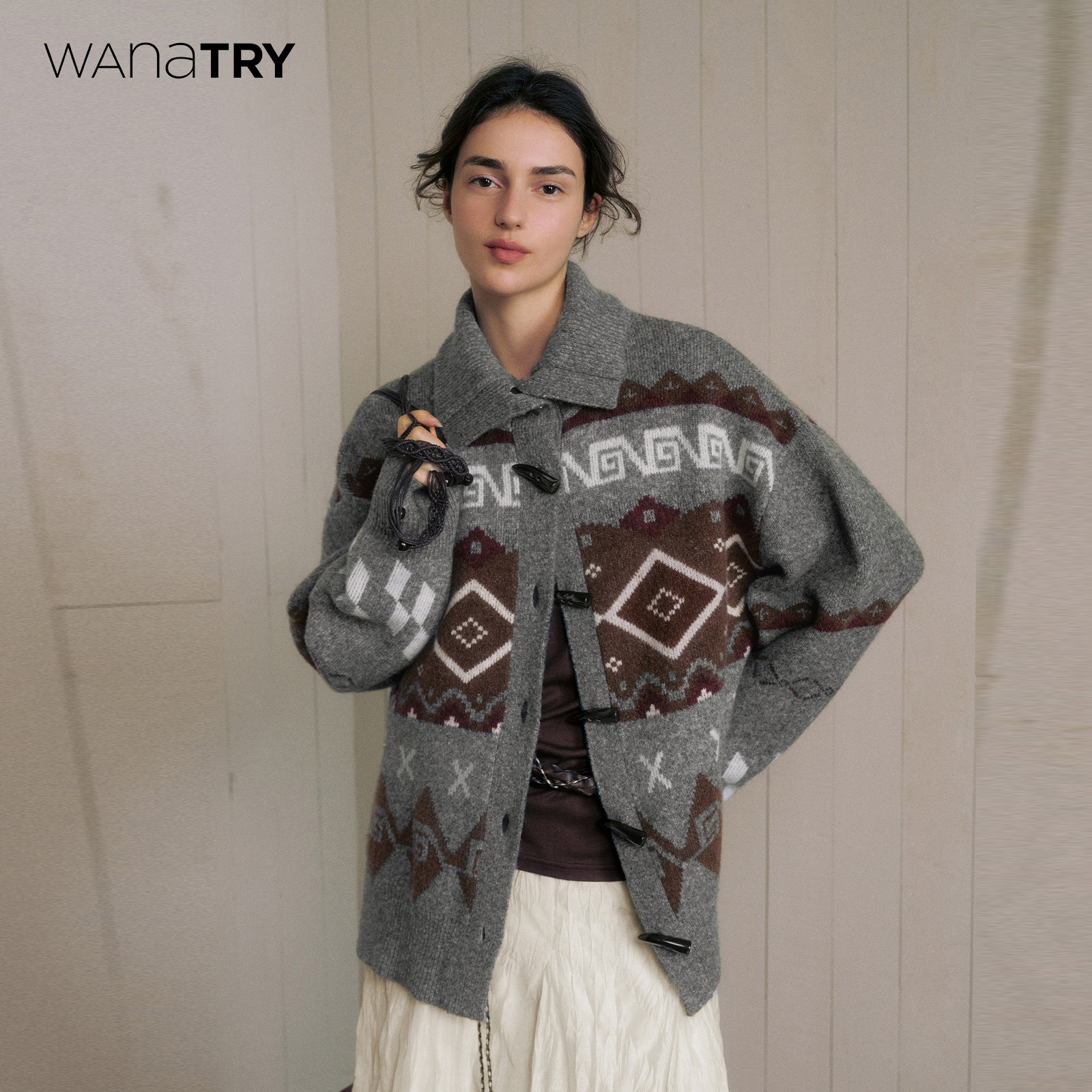 wanatry羊毛费尔岛牛角扣开衫女